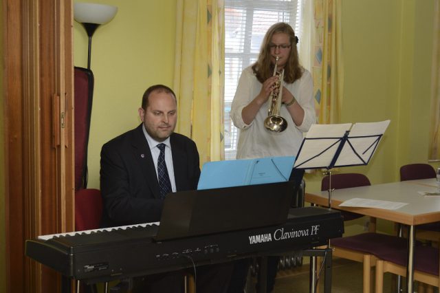 Mirjam Schorr (Trompete) und ihren Vater Thorsten Schorr (Keyboard) gaben der Feier eine festliche Note. (Foto: Uwe Seemann) _DSC3051